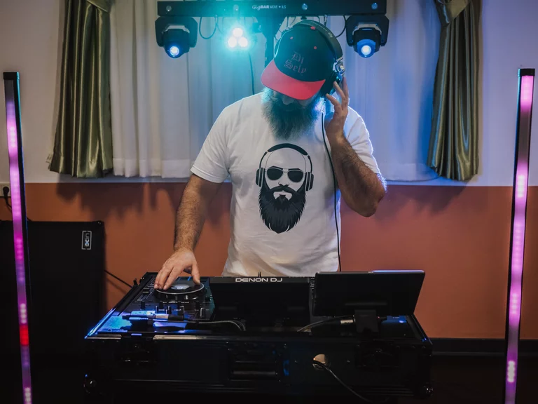 DJ Sely bei einer Veranstaltung